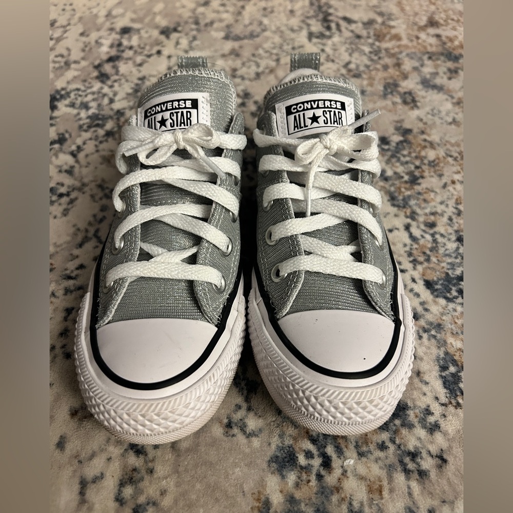 Women’s size 5 converse